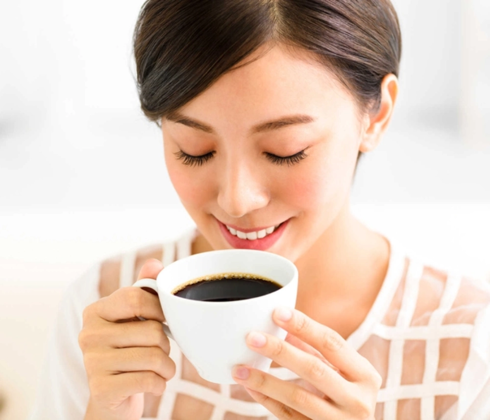 Làm răng sứ xong có hút thuốc, uống trà, cà phê được không? Có vàng răng không? [Giải Đáp A-Z]